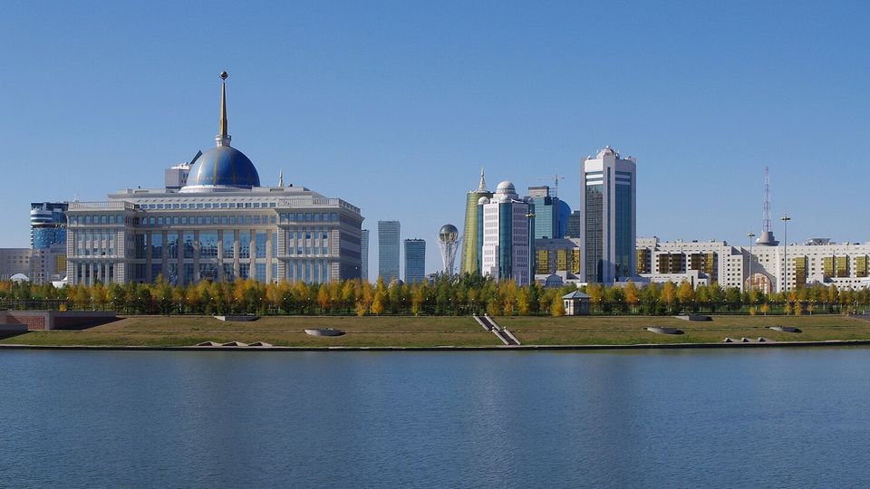 Панорама центра Астаны над рекой Есиль